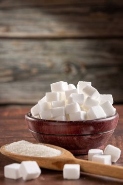 Ahşap kase küp beyaz şeker.