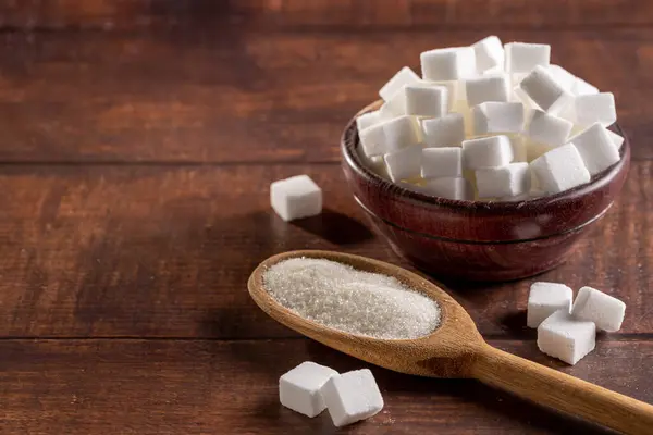 Weiße Zuckerwürfel Holzschüssel — Stockfoto