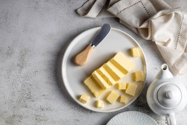 Masanın üzerindeki çiftlikten taze tereyağı. Tereyağı tableti.
