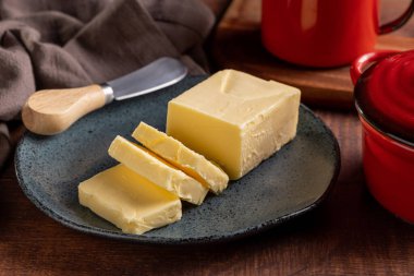 Masanın üzerindeki çiftlikten taze tereyağı. Tereyağı tableti.