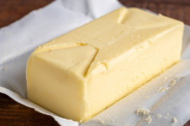 Masanın üzerindeki çiftlikten taze tereyağı. Tereyağı tableti.