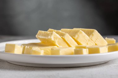 Masanın üzerindeki çiftlikten taze tereyağı. Tereyağı tableti.