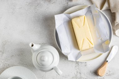 Masanın üzerindeki çiftlikten taze tereyağı. Tereyağı tableti.