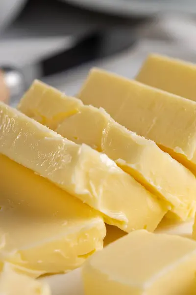 桌上的农场新鲜黄油 黄油片 — 图库照片