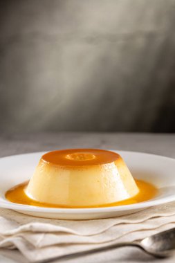 Yoğunlaştırılmış sütlü puding. Brezilya geleneksel tatlısı..