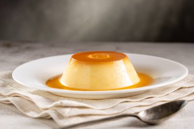 Yoğunlaştırılmış sütlü puding. Brezilya geleneksel tatlısı..