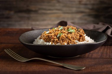 Tabağında kıyma olan pirinç..