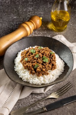 Tabağında kıyma olan pirinç..