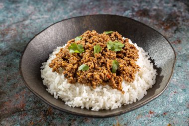 Tabağında kıyma olan pirinç..