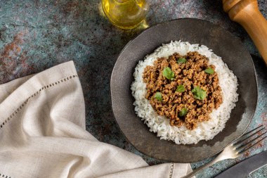 Tabağında kıyma olan pirinç..