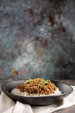 Tabağında kıyma olan pirinç..