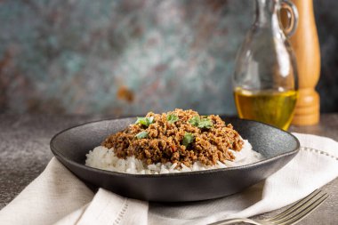 Tabağında kıyma olan pirinç..