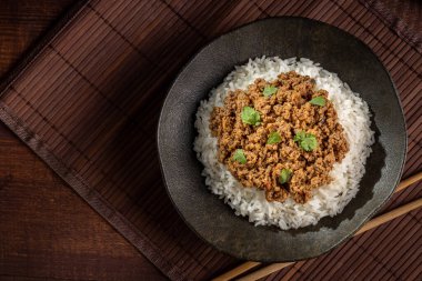 Tabağında kıyma olan pirinç..
