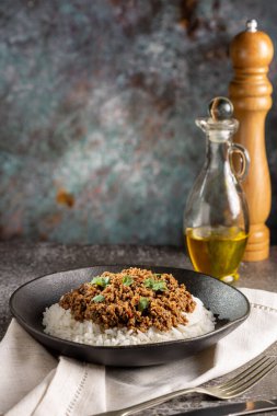 Tabağında kıyma olan pirinç..