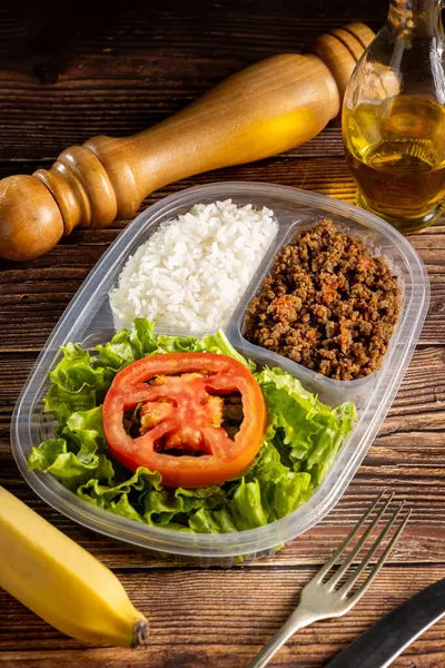 Salatalı Domatesli Pirinçli Kıymalı Beslenme Çantası — Stok fotoğraf