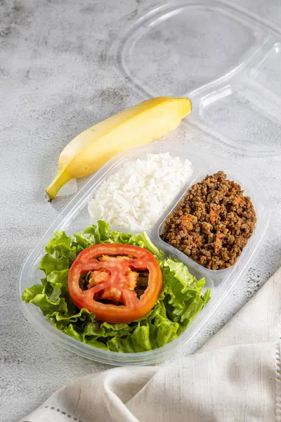 Salatalı Domatesli Pirinçli Kıymalı Beslenme Çantası Stok Resim