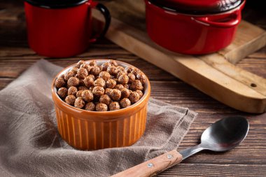 Mısır gevreği ve çikolata toplarıyla kase.