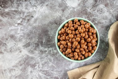 Mısır gevreği ve çikolata toplarıyla kase.