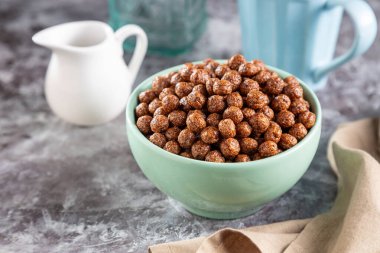 Mısır gevreği ve çikolata toplarıyla kase.