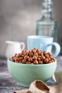 Mısır gevreği ve çikolata toplarıyla kase.