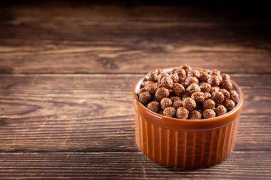 Mısır gevreği ve çikolata toplarıyla kase.