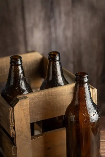 Leere Bernsteinfarbene Bierflaschen Auf Rustikalem Holzgrund — Stockfoto