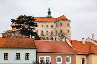 Mikulov şehir manzarası ilkbaharın başlarında sokaklar ve kale mimarisi