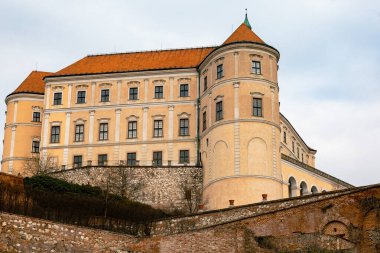 Mikulov şehir manzarası ilkbaharın başlarında sokaklar ve kale mimarisi