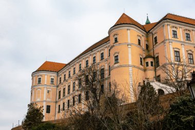 Mikulov şehir manzarası ilkbaharın başlarında sokaklar ve kale mimarisi