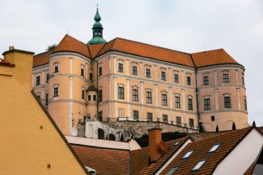 Mikulov şehir manzarası ilkbaharın başlarında sokaklar ve kale mimarisi