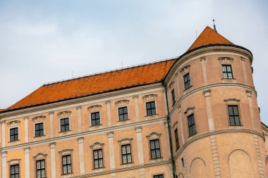 Mikulov şehir manzarası ilkbaharın başlarında sokaklar ve kale mimarisi