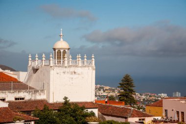 Muz tarlalarının güzel vadisinde bulunan La Orotava tarihi kasabasının manzarası ve manzarasına bakın..