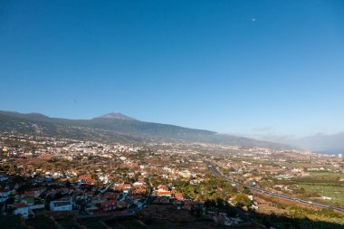 Muz tarlalarının güzel vadisinde bulunan La Orotava tarihi kasabasının manzarası ve manzarasına bakın..