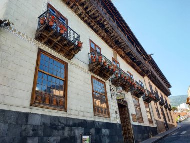 Muz tarlalarının güzel vadisinde bulunan La Orotava tarihi kasabasının manzarası ve manzarasına bakın..