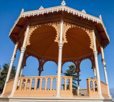 Muz tarlalarının güzel vadisinde bulunan La Orotava tarihi kasabasının manzarası ve manzarasına bakın..