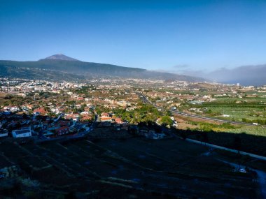 Muz tarlalarının güzel vadisinde bulunan La Orotava tarihi kasabasının manzarası ve manzarasına bakın..