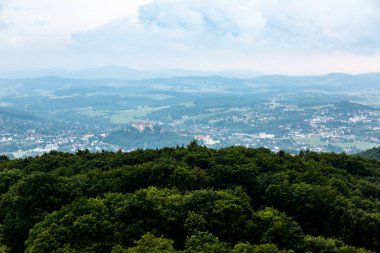 Yazın Viyana ve Neulengbach yakınlarındaki Avusturya manzarasına bakın.