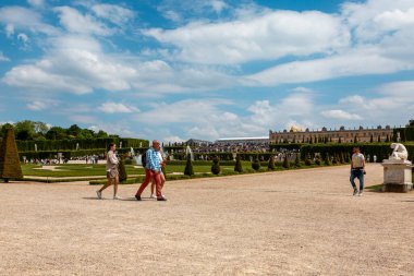 Paris, Fransa - 20 Mayıs 2023: Versailles Sarayı 'nın dış mimarisi ve parkı UNESCO Dünya Mirasları Listesi kraliyet şatosu.