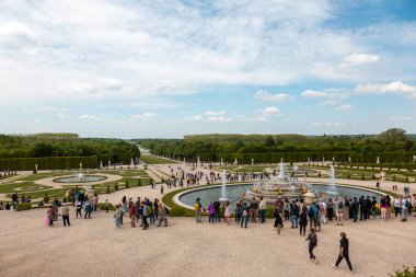 Paris, Fransa - 20 Mayıs 2023: Versailles Sarayı 'nın dış mimarisi ve parkı UNESCO Dünya Mirasları Listesi kraliyet şatosu.
