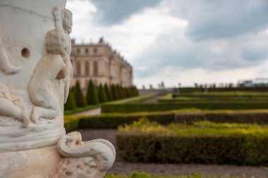 Paris, Fransa - 20 Mayıs 2023: Versailles Sarayı 'nın dış mimarisi ve parkı UNESCO Dünya Mirasları Listesi kraliyet şatosu.