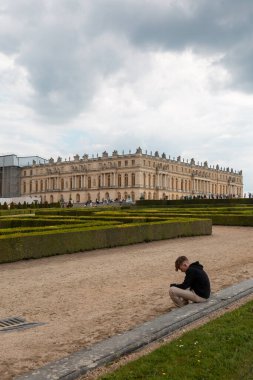 Paris, Fransa - 20 Mayıs 2023: Versailles Sarayı 'nın dış mimarisi ve parkı UNESCO Dünya Mirasları Listesi kraliyet şatosu.