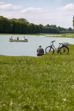 Paris, Fransa - 20 Mayıs 2023: Versailles Sarayı 'nın dış mimarisi ve parkı UNESCO Dünya Mirasları Listesi kraliyet şatosu.