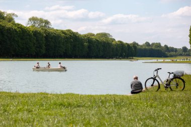 Paris, Fransa - 20 Mayıs 2023: Versailles Sarayı 'nın dış mimarisi ve parkı UNESCO Dünya Mirasları Listesi kraliyet şatosu.