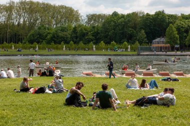 Paris, Fransa - 20 Mayıs 2023: Versailles Sarayı 'nın dış mimarisi ve parkı UNESCO Dünya Mirasları Listesi kraliyet şatosu.