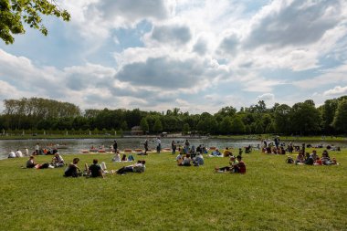 Paris, Fransa - 20 Mayıs 2023: Versailles Sarayı 'nın dış mimarisi ve parkı UNESCO Dünya Mirasları Listesi kraliyet şatosu.