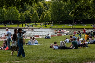 Paris, Fransa - 20 Mayıs 2023: Versailles Sarayı 'nın dış mimarisi ve parkı UNESCO Dünya Mirasları Listesi kraliyet şatosu.