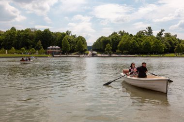 Paris, Fransa - 20 Mayıs 2023: Versailles Sarayı 'nın dış mimarisi ve parkı UNESCO Dünya Mirasları Listesi kraliyet şatosu.