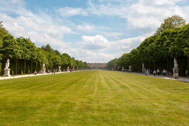 Paris, Fransa - 20 Mayıs 2023: Versailles Sarayı 'nın dış mimarisi ve parkı UNESCO Dünya Mirasları Listesi kraliyet şatosu.