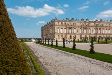 Paris, Fransa - 20 Mayıs 2023: Versailles Sarayı 'nın dış mimarisi ve parkı UNESCO Dünya Mirasları Listesi kraliyet şatosu.