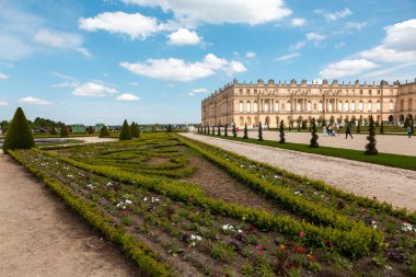 Paris, Fransa - 20 Mayıs 2023: Versailles Sarayı 'nın dış mimarisi ve parkı UNESCO Dünya Mirasları Listesi kraliyet şatosu.